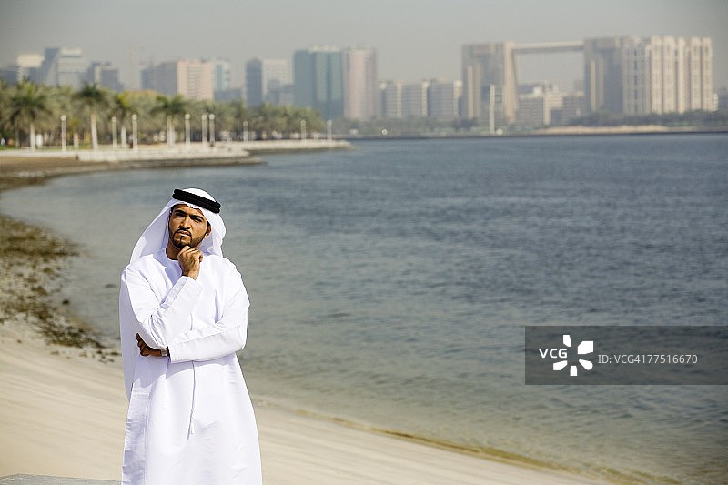 站在水边的阿拉伯人。阿拉伯联合酋长国迪拜图片素材