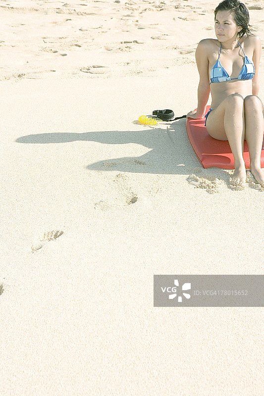 沙滩上的一个女孩图片素材