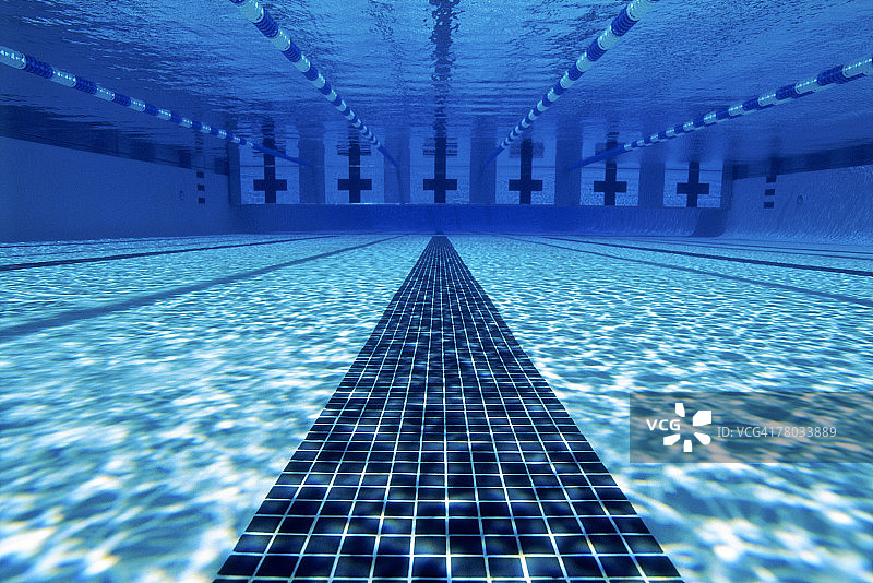 游泳池中铺着瓷砖的泳道的水下视图图片素材