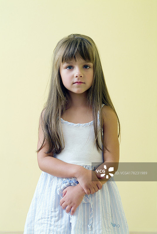 一个穿着浅蓝色衣服的年轻女孩的肖像图片素材