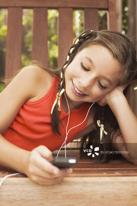 一个听MP3的小女孩图片素材