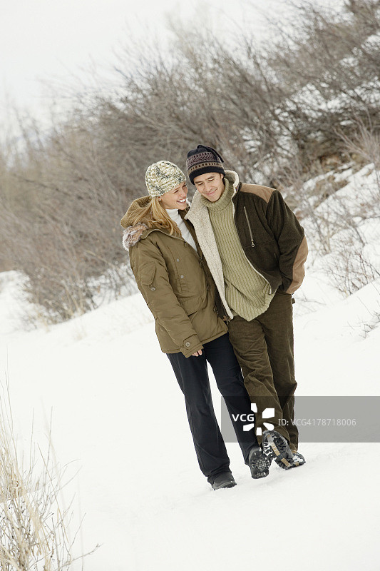 一对情侣在雪道上散步图片素材