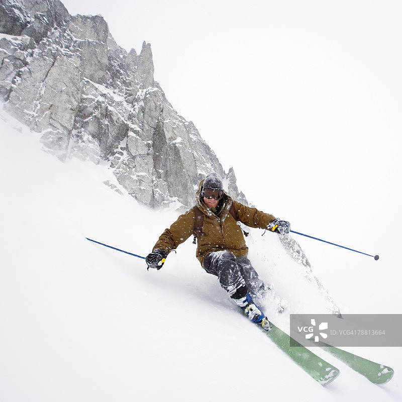 滑雪者往山下滑雪图片素材