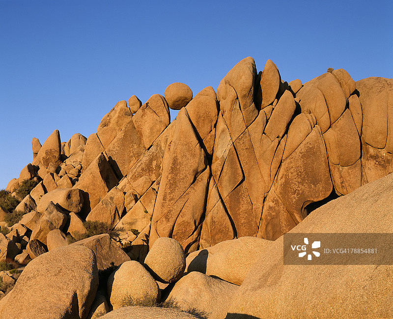 日落的光在砂岩悬崖和平衡岩石，约书亚树国家纪念碑，加利福尼亚州，美国图片素材