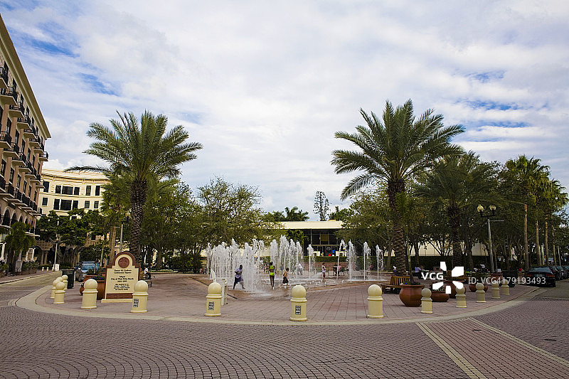 喷泉旁的树木，西棕榈滩，佛罗里达，美国图片素材