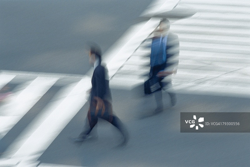 两名男子穿过人行横道，高角度视角，模糊运动，东京，日本图片素材