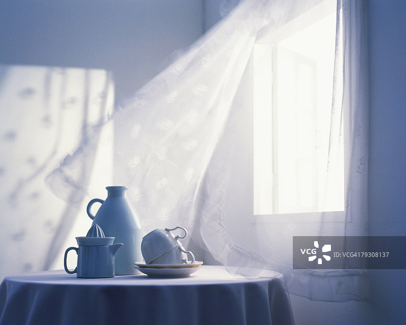 窗帘和桌子在晨光下，低角度视角，差焦图片素材