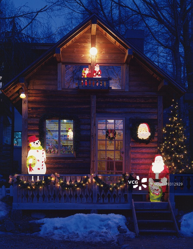 房子有圣诞装饰，正面景色图片素材