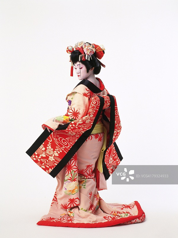 一个歌舞伎演员作为一个女性的肖像，后视图图片素材