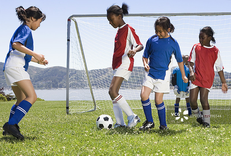 多民族儿童踢足球图片素材