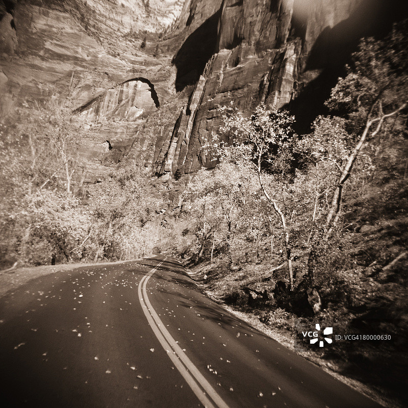 悬崖边蜿蜒的道路图片素材