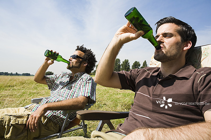 两个男人喝啤酒图片素材