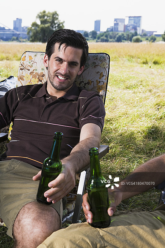 男人放松和喝啤酒图片素材