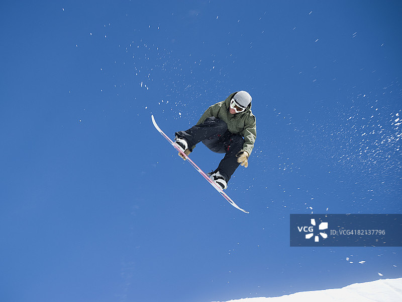 滑雪板上的人在空中图片素材