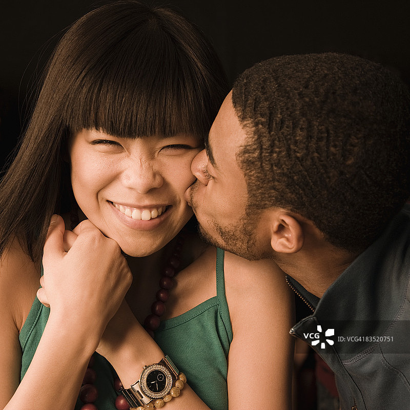 非洲男人亲吻亚洲女友图片素材
