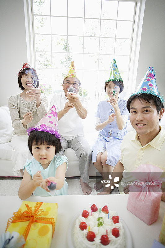 几代同堂的家庭举行生日聚会图片素材