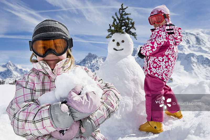两个女孩和一个雪人图片素材