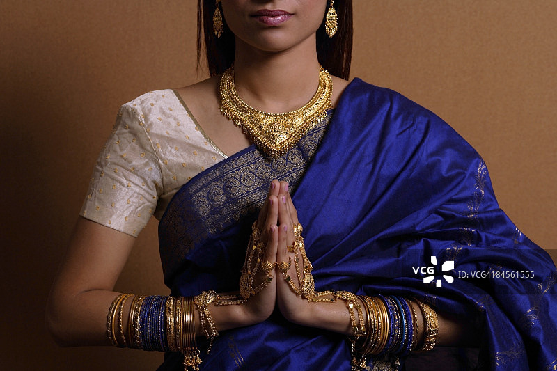 印度妇女，双手呈祈祷姿势图片素材