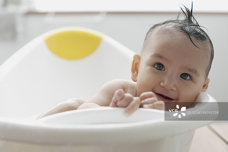 女婴趴在浴缸里图片素材