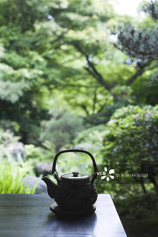 桌上放着茶壶，背景是日本风景图片素材