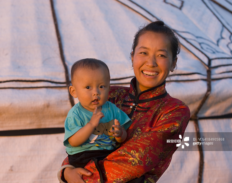 一个年轻的内蒙古母亲和她的肖像图片素材