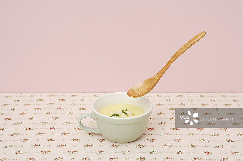 玉米汤和浮动勺子图片素材