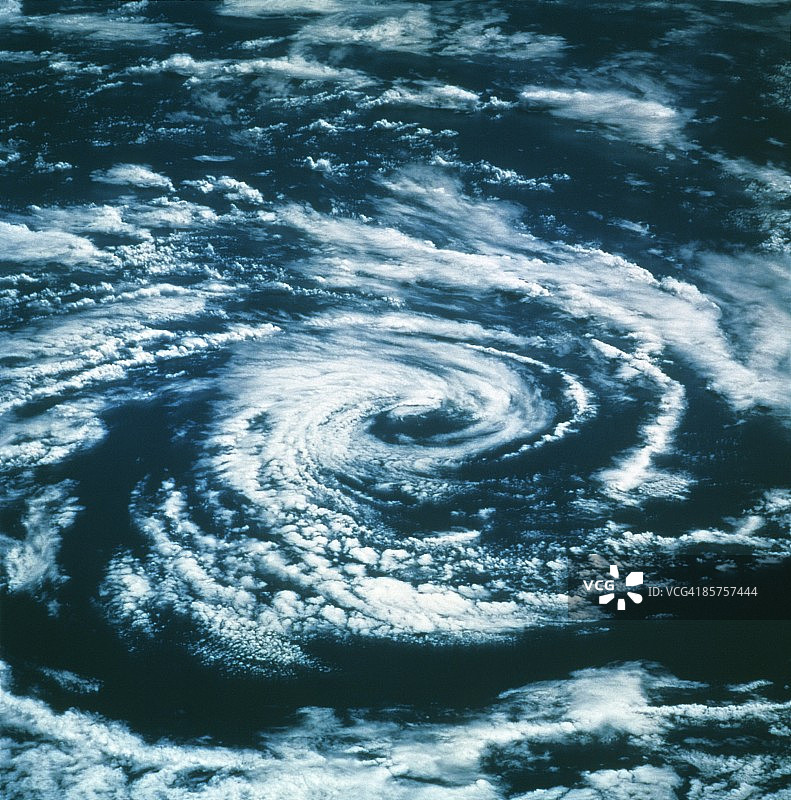 由奋进号航天飞机拍摄的螺旋状云图图片素材
