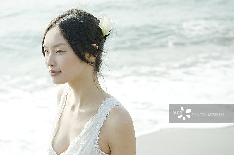 海滩上的日本女人图片素材
