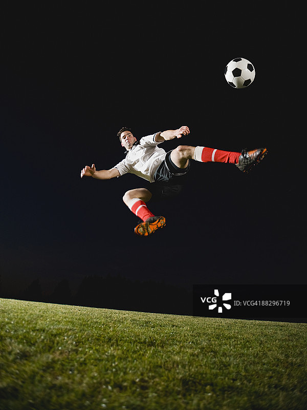 足球运动员踢球图片素材