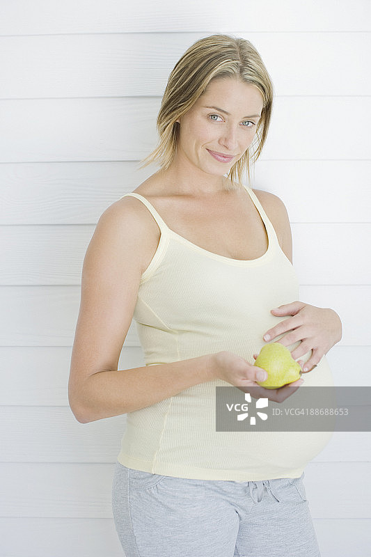 孕妇抱梨图片素材