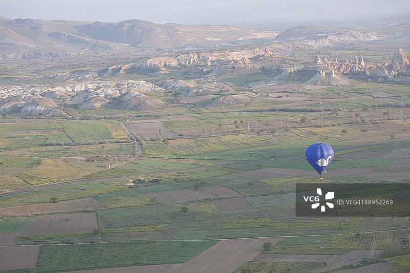 热气球在原野上空飞行图片素材