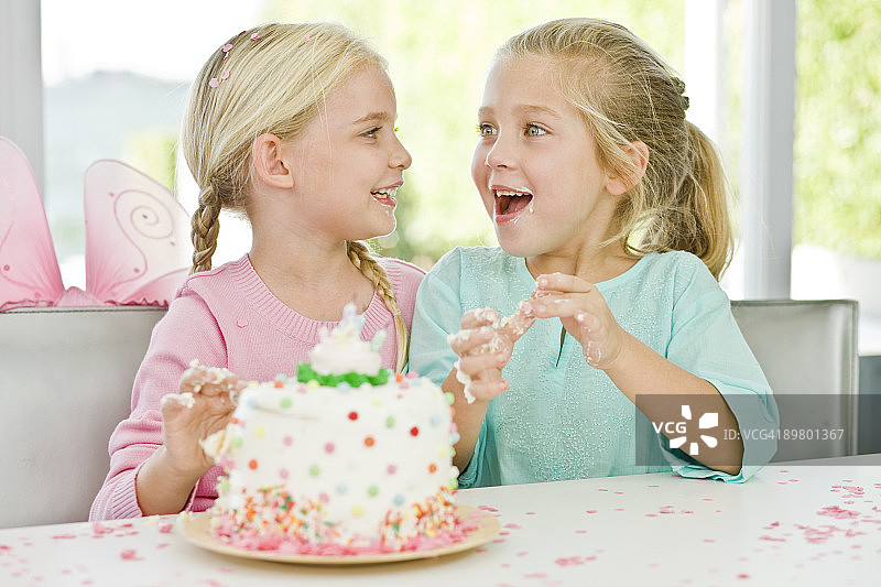 两个女孩在享受一个生日聚会图片素材