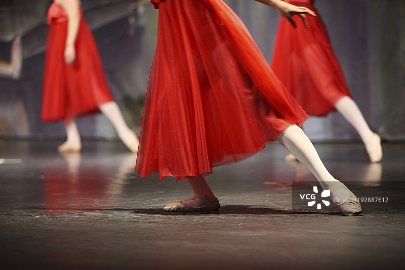 用红色芭蕾舞演员。图片素材