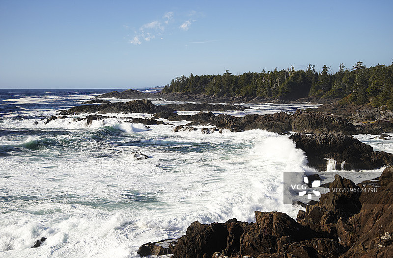 海浪拍打着岩石海岸，太平洋图片素材