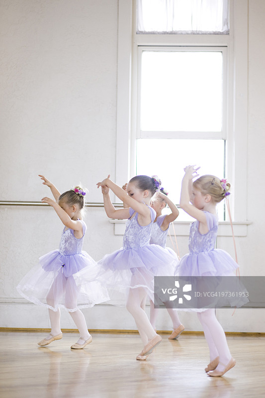 斯普林维尔，犹他州，美国，女孩(4-5)在健身房练习芭蕾舞图片素材
