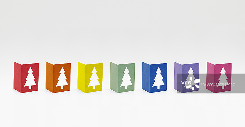 一排排彩虹色的圣诞树卡片图片素材