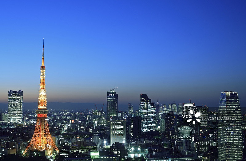 东京塔和办公楼在夜间，长时间曝光，日本东京都县图片素材