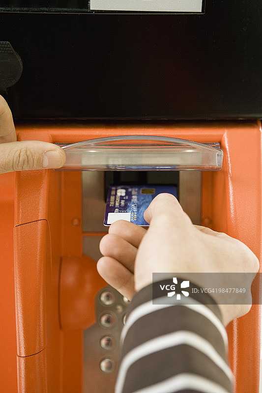 在加油站付款，使用信用卡读卡器图片素材