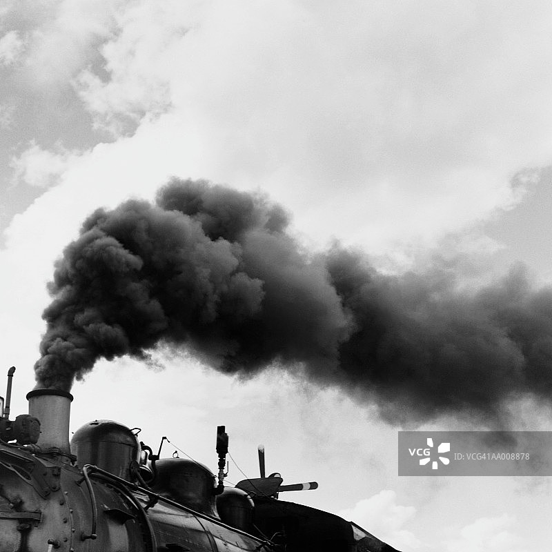蒸汽机车上冒出的黑烟图片素材