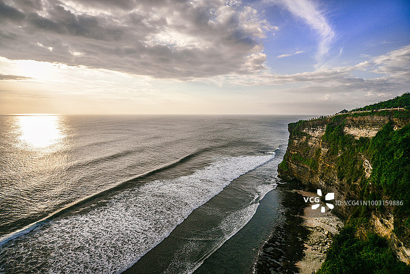 印度尼西亚巴厘岛日落时分乌鲁瓦图神庙的悬崖图片素材