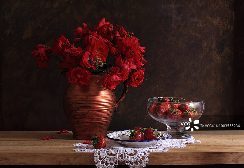 深红色玫瑰和草莓图片素材