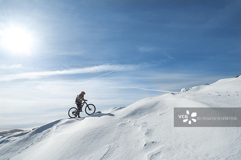 雪骑自行车图片素材