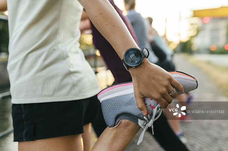 女人跑步前伸展的特写图片素材