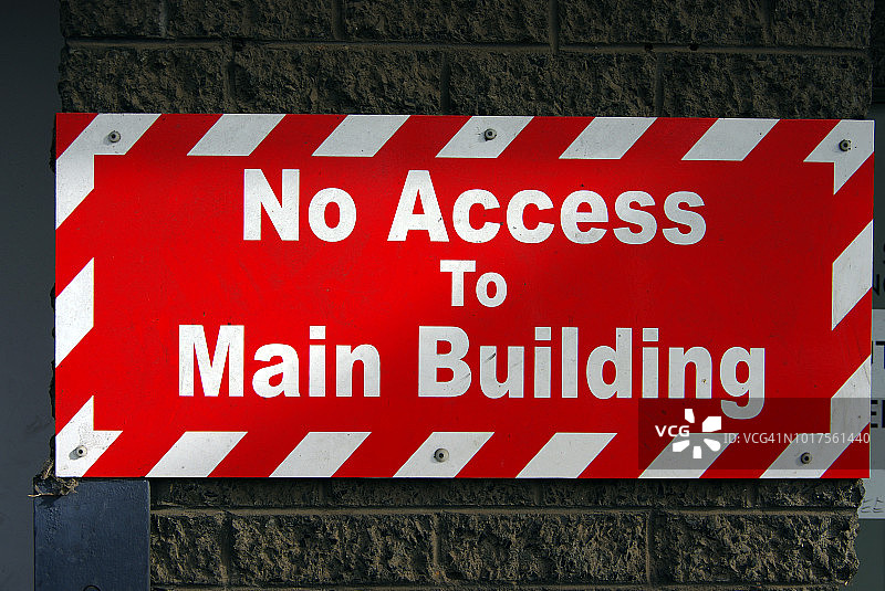 建筑外部有“禁止进入主楼”的标志图片素材