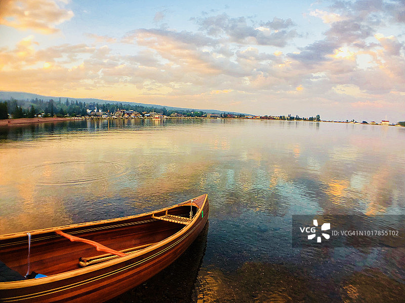 明尼苏达州苏必利尔湖上的木独木舟图片素材