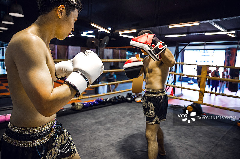 泰拳比赛在泰国拳击圈图片素材