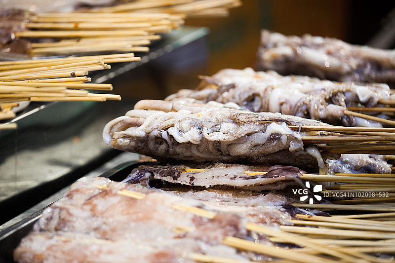 中国的街头小吃:烤海鲜串图片素材