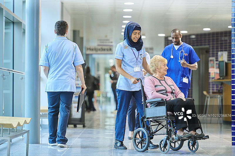 年轻穆斯林护士与病人在英国医院图片素材