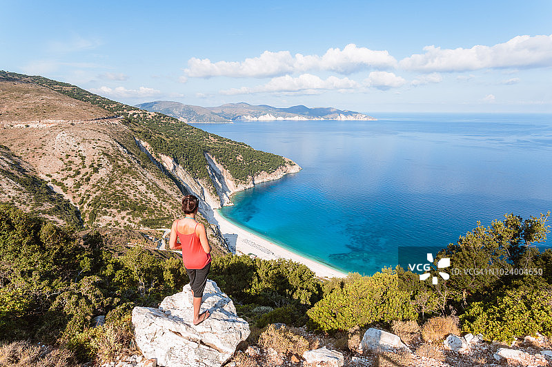 女人向下看Myrtos海滩，Kefalonia，希腊群岛，希腊图片素材