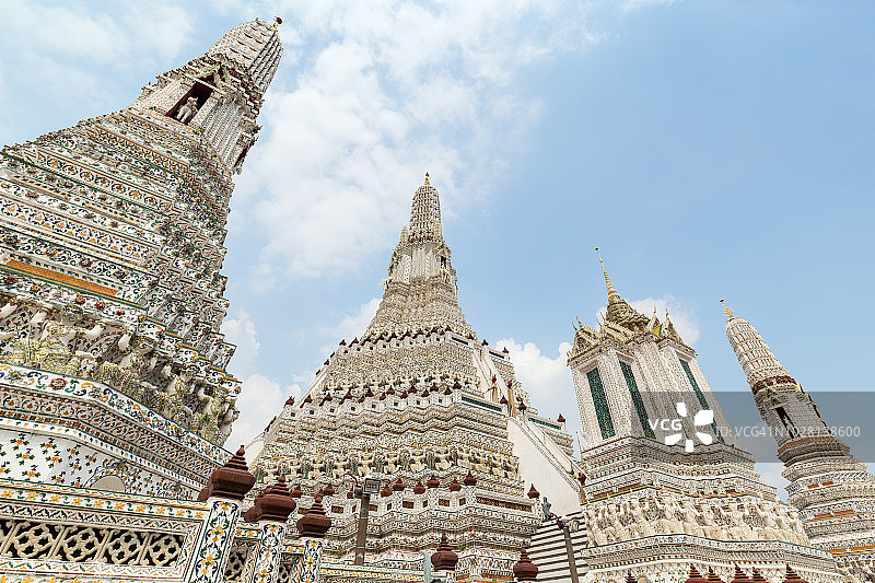 美丽的景色装饰Wat Arun寺庙在曼谷，泰国。图片素材